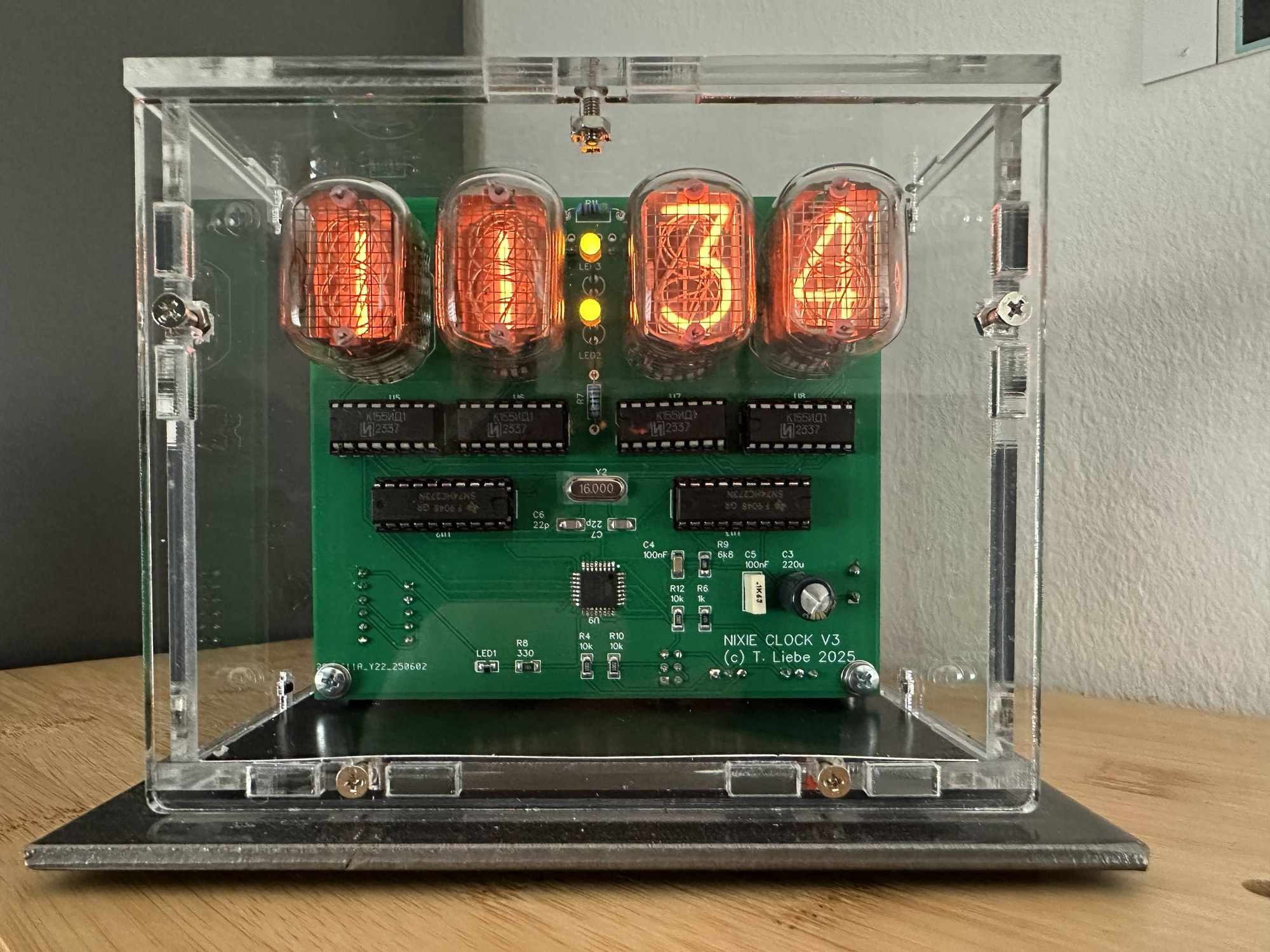 Betriebsbereite DCF77-NIXIE-Uhr der Version 3 im transparenten Acrylgehäuse