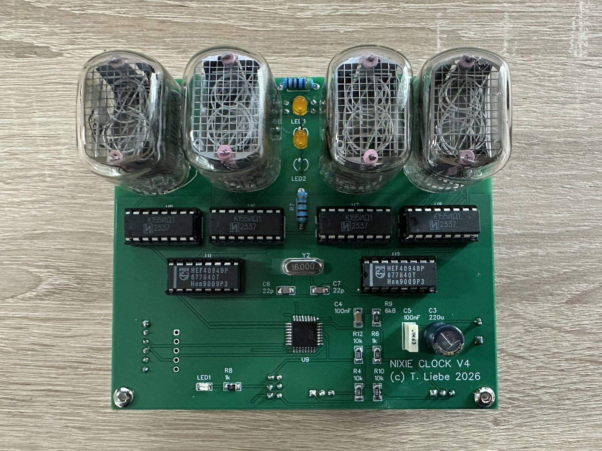 Bestückte Vorderseite der NIXIE-Uhr Version 4