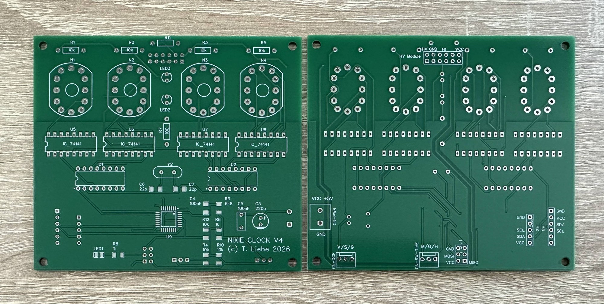 Unbestückte Vorder- und Rückseite der NIXIE-Uhr-Leiterplatte Version 4