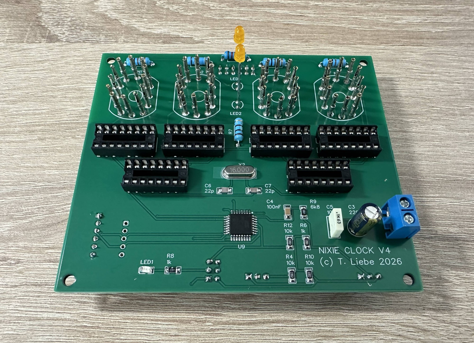 Teilbestückte Leiterplatte der NIXIE-Uhr Version 4