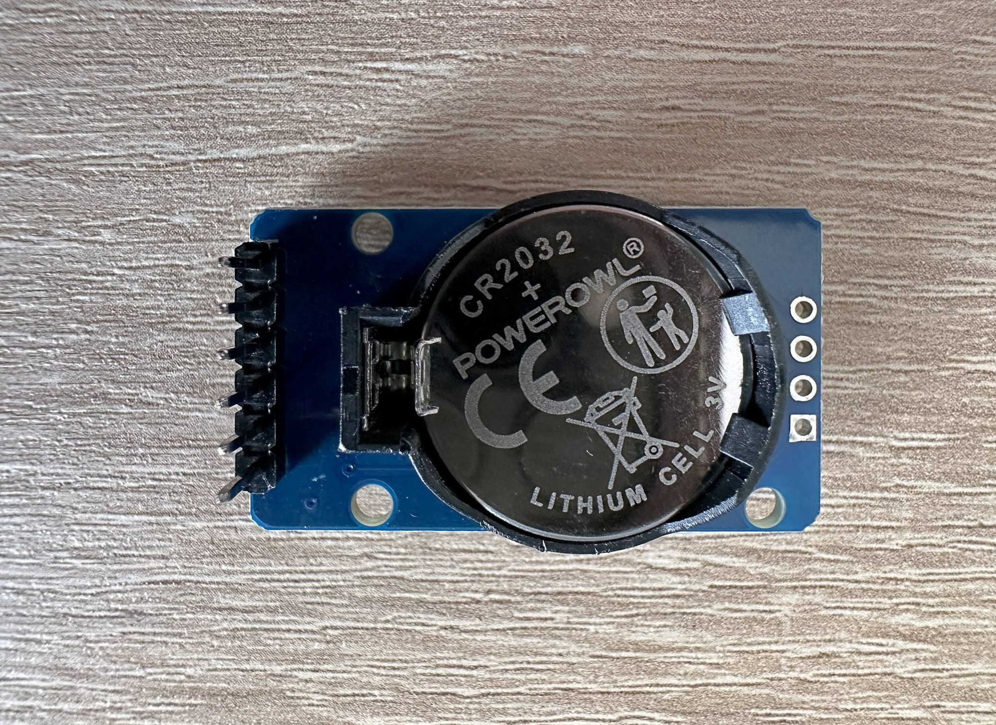 Rückseite des DS3231-RTC-Moduls mit eingesetzter CR2032-Batterie